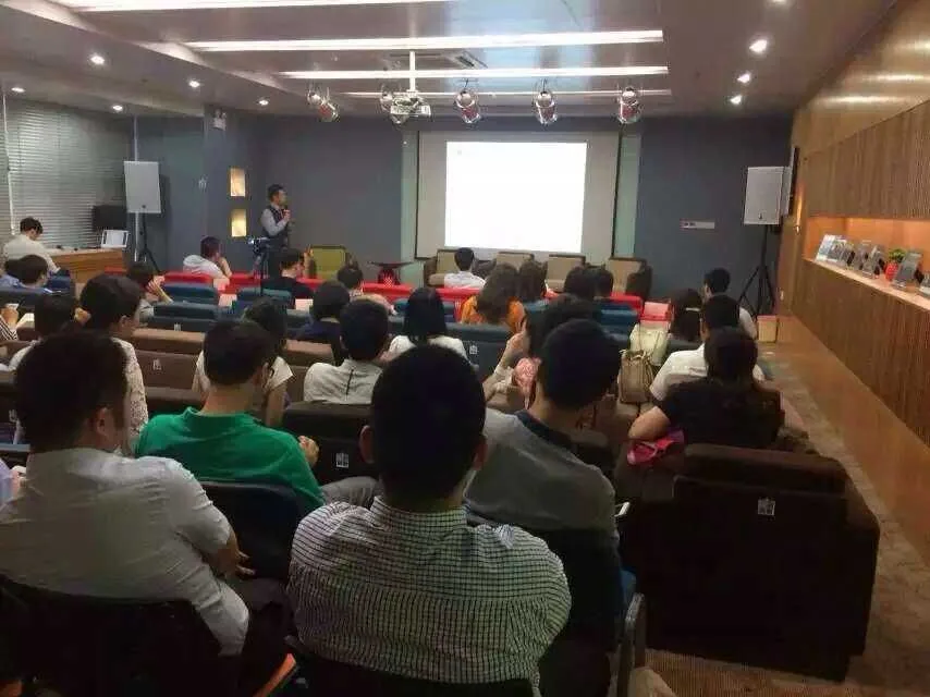 洪磊杰主任在2015南京众筹大会中分享经验—图片2