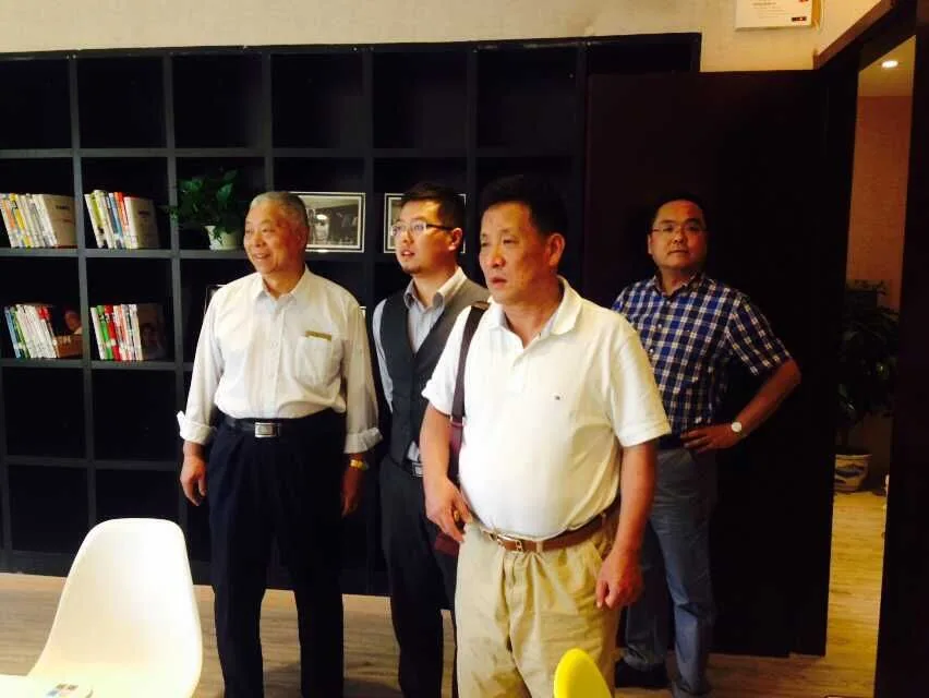 桐庐中学两任校长及一众校友到访苏延参观—图片1